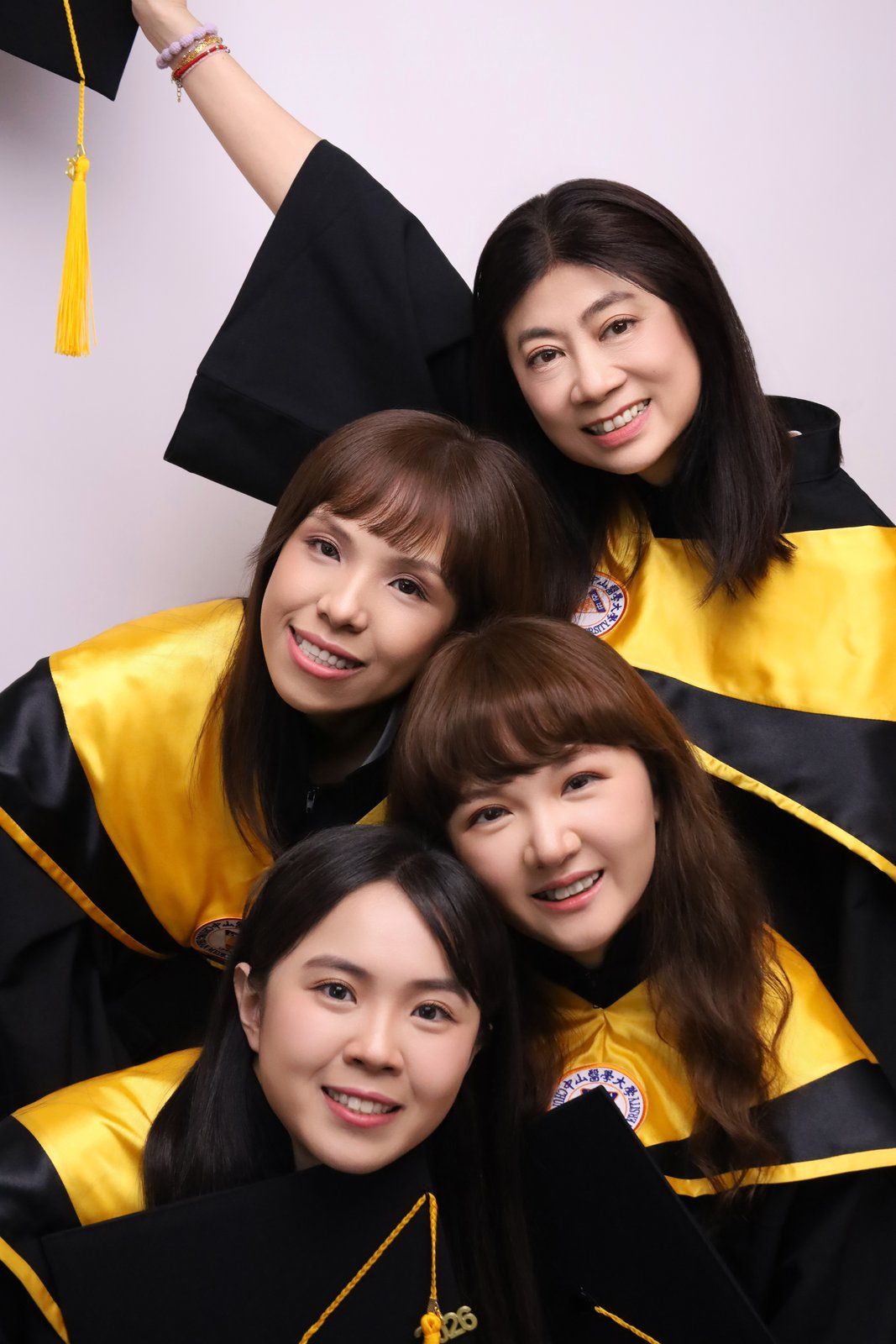 台中畢業寫真 閨蜜學士服團體合照 莎朗嘿yo