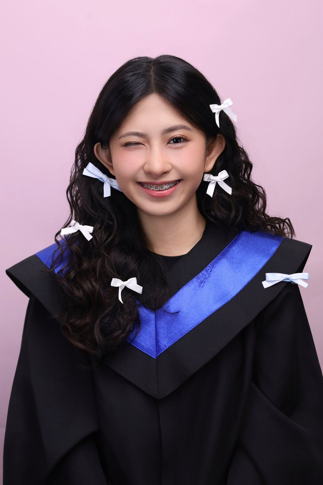台中畢業寫真 粉色背景學士服甜美風格 莎朗嘿yo
