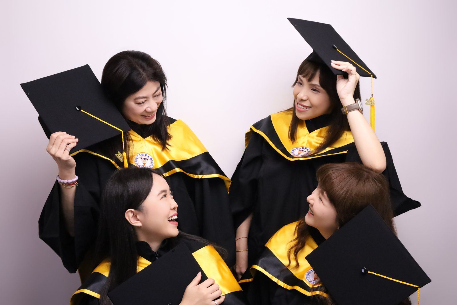 台中畢業團體照 學士服姐妹拋帽歡樂合照 莎朗嘿yo