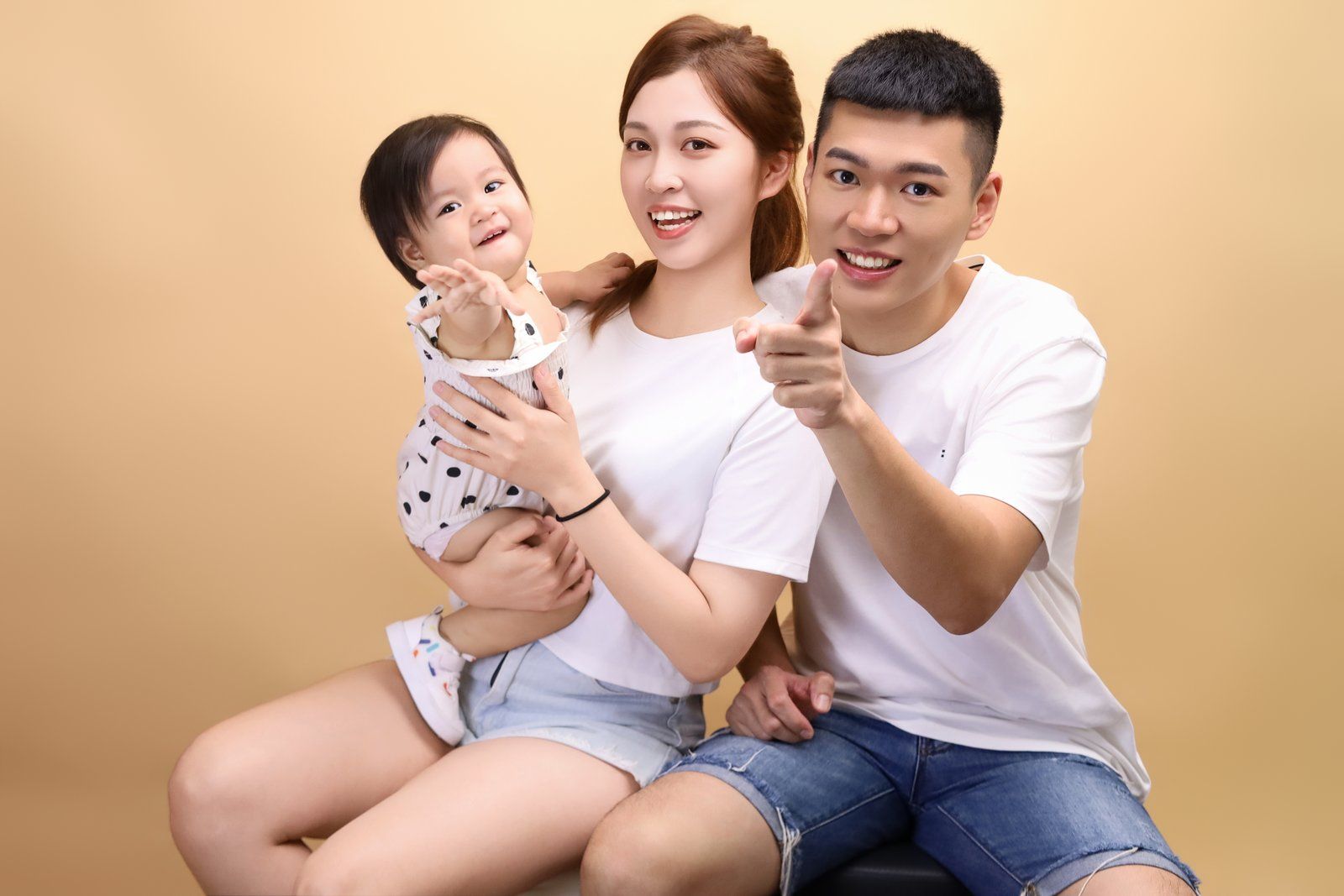 台中全家福寫真 爸媽與寶寶奶油色背景活潑合照 莎朗嘿yo