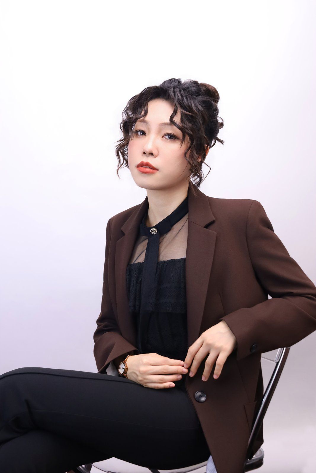 台中專業形象照 棕色西裝外套女士坐姿 莎朗嘿yo