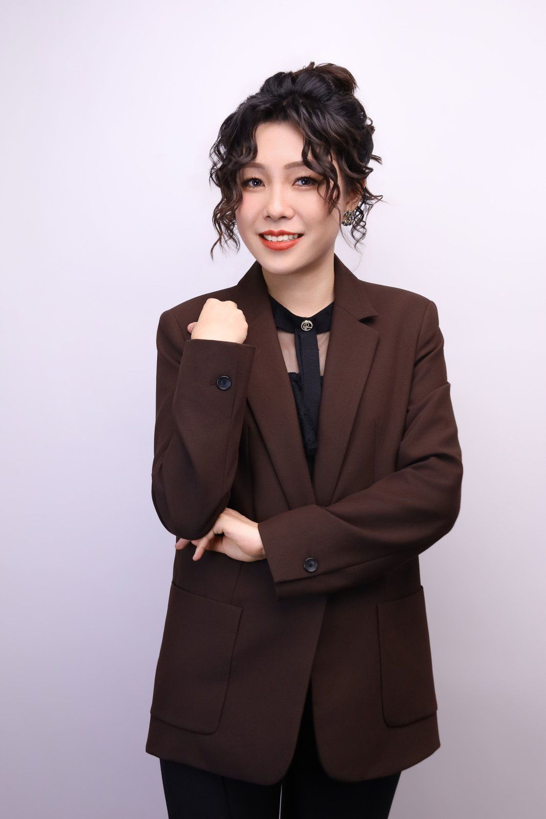 台中形象照拍攝 棕色西裝外套女士站姿 莎朗嘿yo