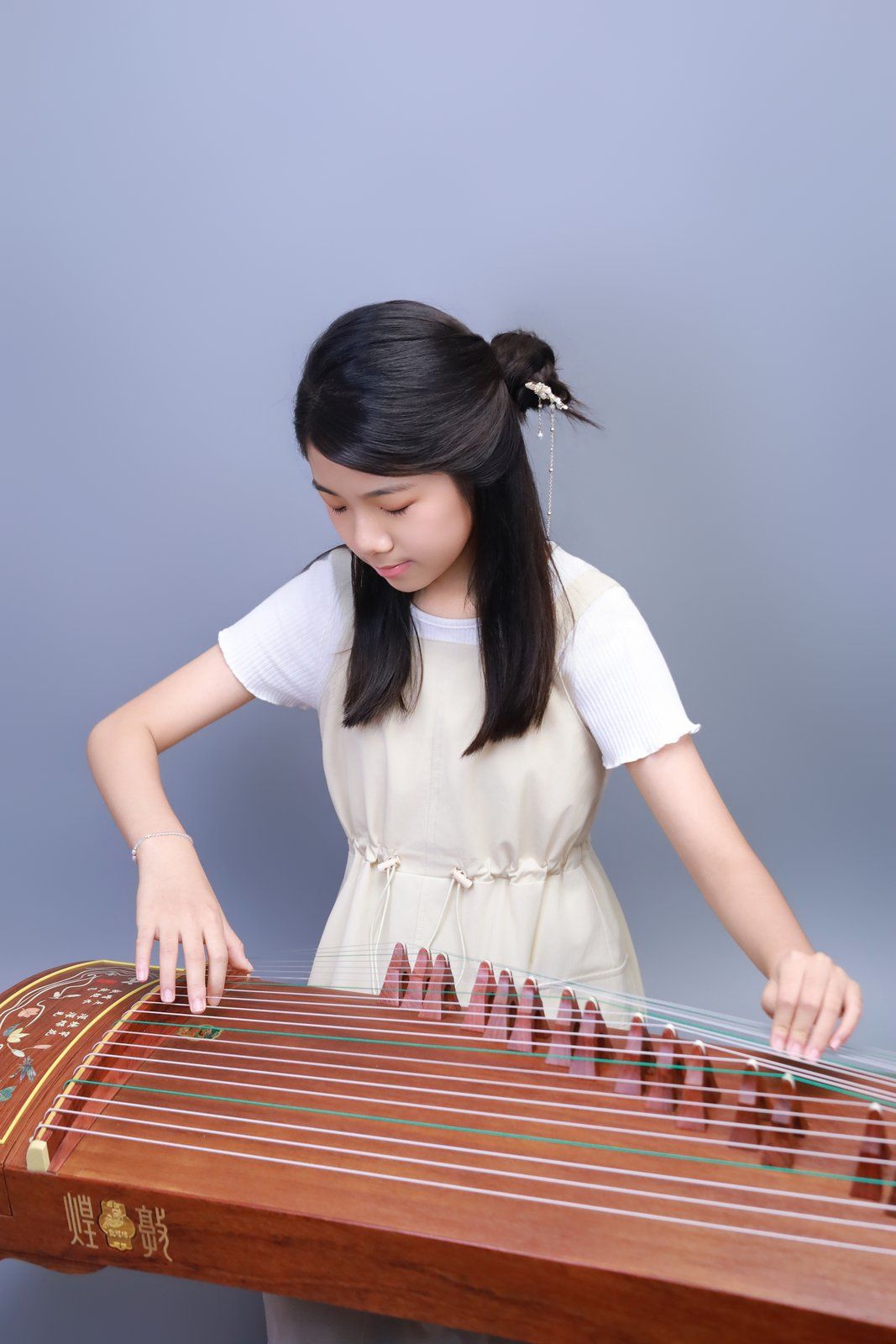 台中古箏才藝招生寫真 少女彈奏古箏 莎朗嘿yo